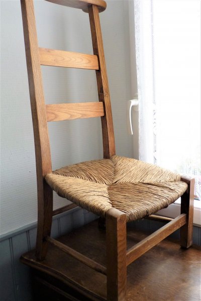 Chaise basse prie-dieu bois et paille ancien
