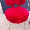 Chaise et pouf coffre moumoute fourrure rouge 70