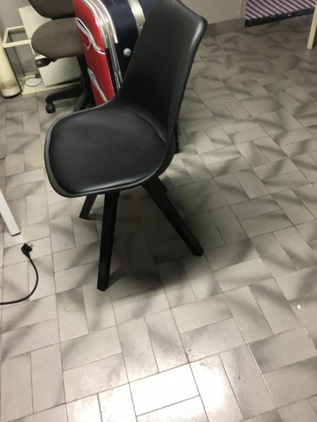 Chaise noir pieds bois