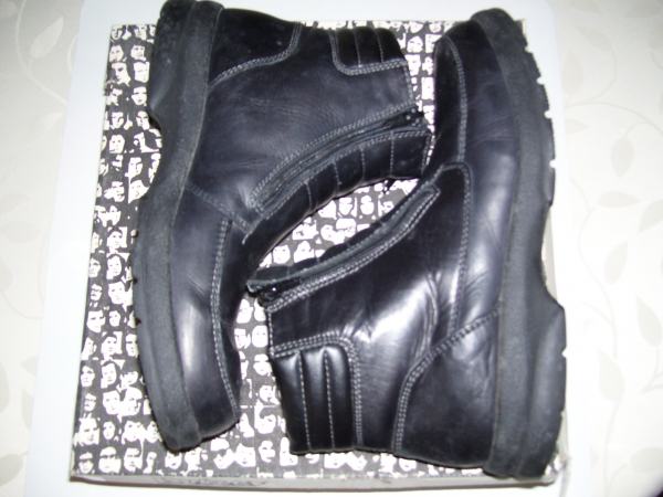Chaussures montantes fourrées en cuir noir pointur