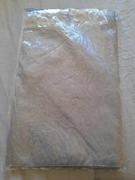 Chemin de table gris &agrave; strasses argent&eacute;es - d&eacute;co