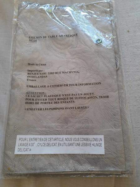 Chemin de table gris &agrave; strasses argent&eacute;es - d&eacute;co pas cher