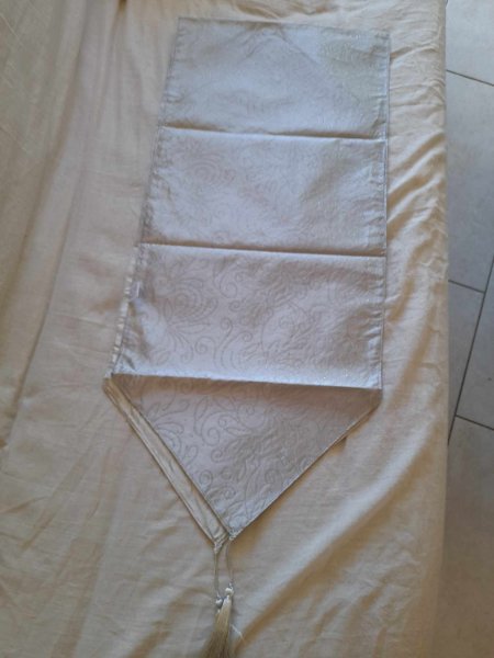 Annonce Chemin de table gris &agrave; strasses argent&eacute;es - d&eacute;co