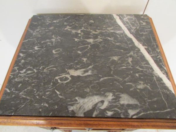 Chevet sur pieds cannel&eacute;s pas cher