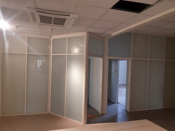 Cloisons amovibles modulables toute hauteur vitr&eacute;e