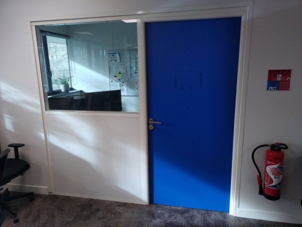 Cloisons modulaires pleines et semi vitr&eacute;es