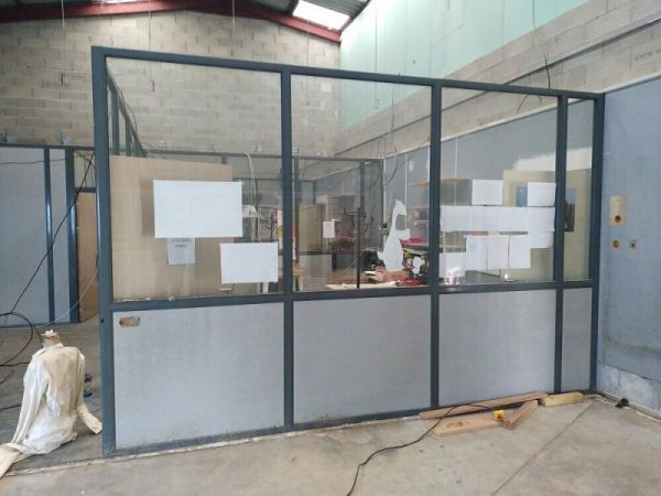 Cloisons modulaires semi-vitr&eacute;es et pleines