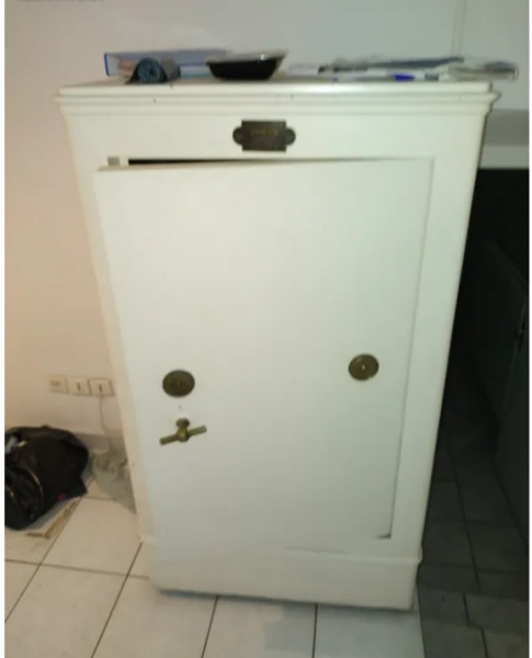 Coffre fort vintage omega 79x61 x 144 cm poids au