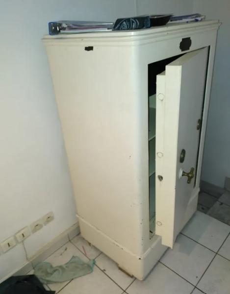 Annonce Coffre fort vintage omega 79x61 x 144 cm poids au