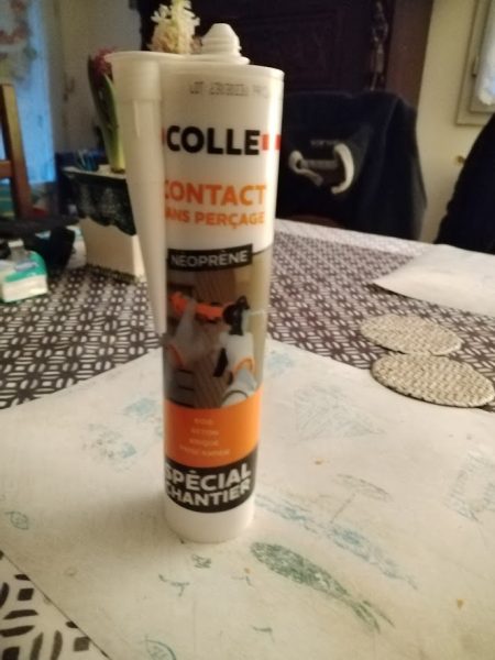 Colle sans contact ni percage