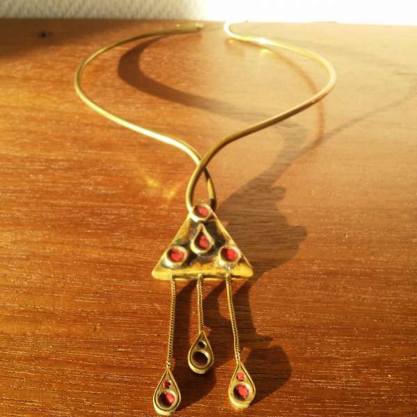 Collier de cr&eacute;ateur moderniste