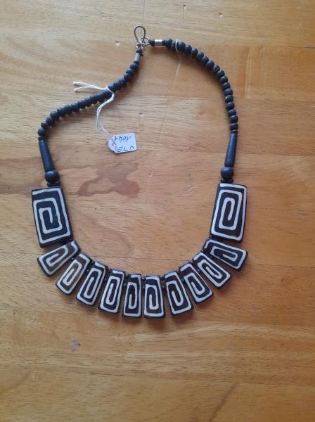 Collier ethnique en os et perle en bois