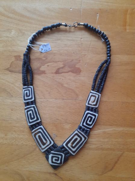 Collier ethnique en os et perle en bois n&deg;2