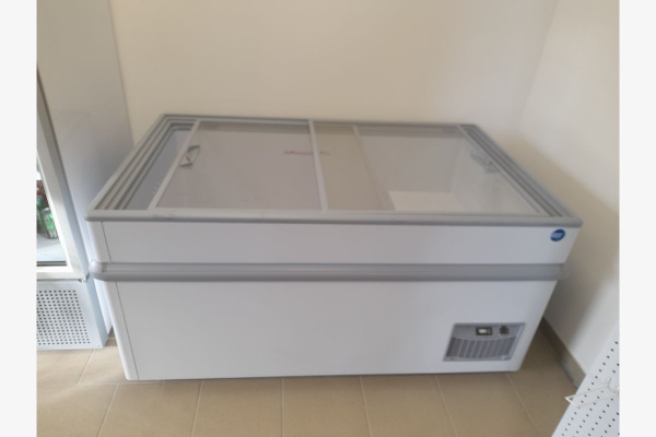 Cong&eacute;lateur coffre avec vitres.