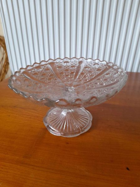 Coupe &agrave; fruit sur pied en verre cisel&eacute;e et moul&eacute;e