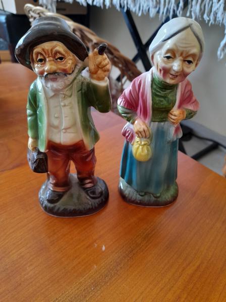 Couple de personnes âgées en céramique