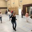 Cours de danse latine de cha-cha-cha en solo