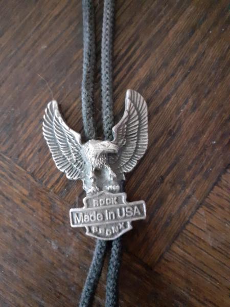 Cravate lacet en m&eacute;tal aigle "made in usa bronx"