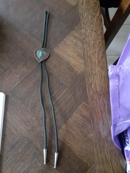 Cravate lacet en m&eacute;tal coeur et pierre