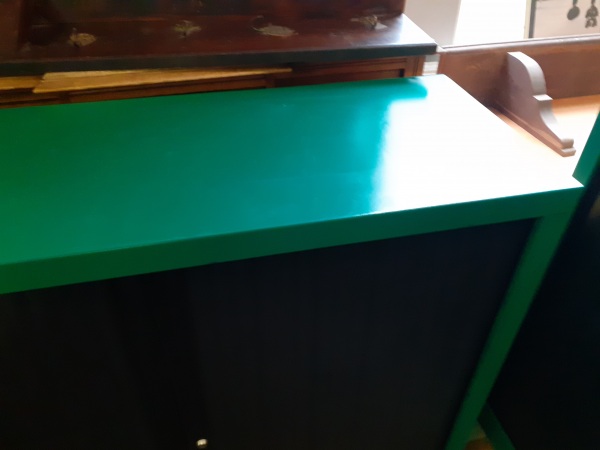 Vente Deux armoires de bureau métal noir et vert à volet