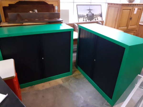 Deux armoires de bureau métal noir et vert à volet