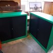Deux armoires de bureau métal noir et vert à volet
