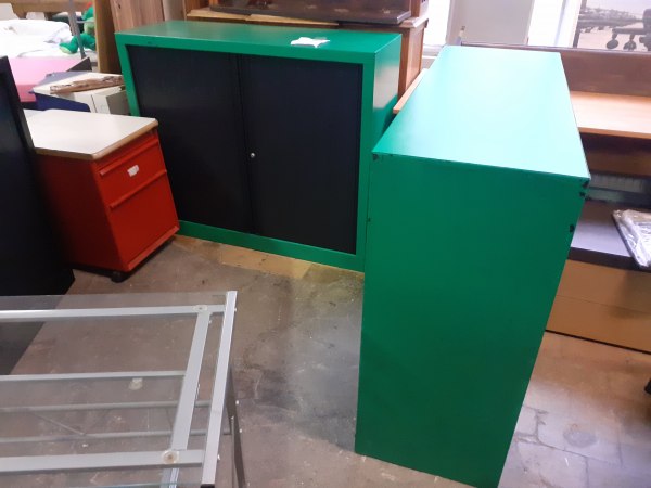 Deux armoires de bureau métal noir et vert à volet pas cher