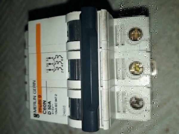 Disjoncteur c60n 3p d50 50a merlin-gerin 24608 neu
