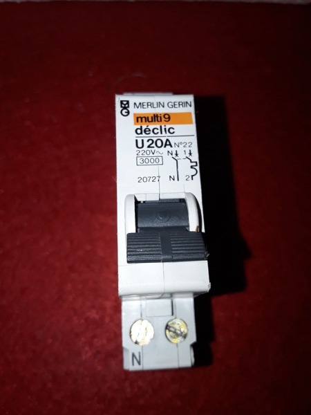 Disjoncteur d&eacute;clic c20a merlin gerin 20727