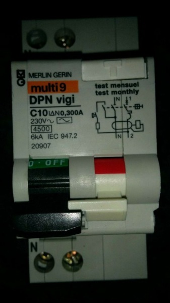 Disjoncteur differentiel merlin gerin 10a 300ma
