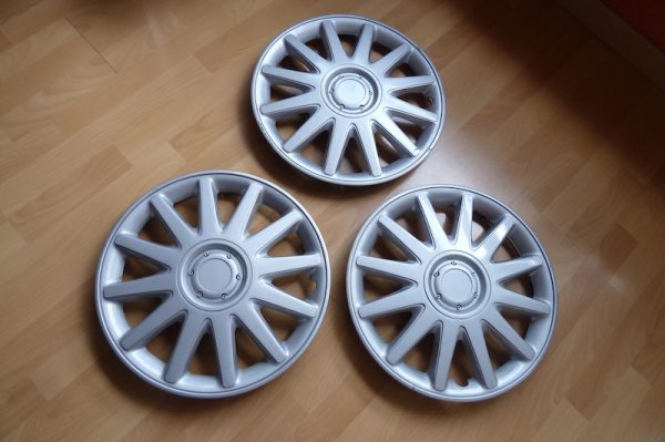 Lot de 3 enjoliveurs de roues 17" pour auto