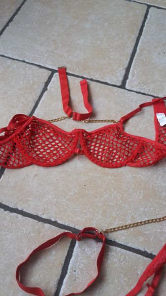 Ensemble de lingerie en résille rouge pas cher