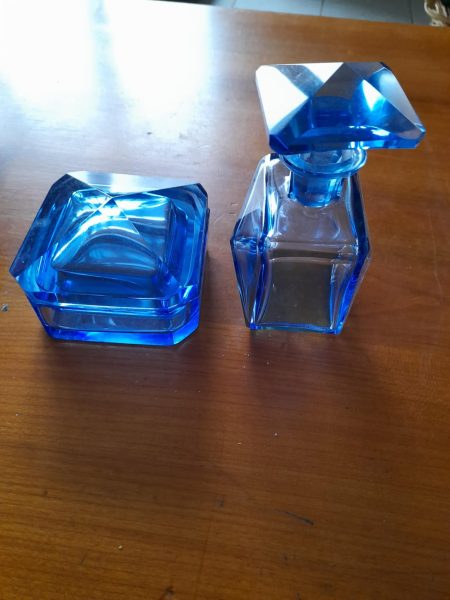 Ensemble flacon de parfum et porte savon bleu