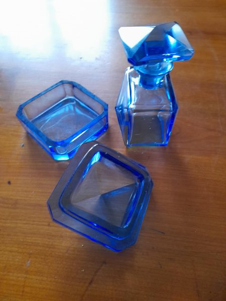 Annonce Ensemble flacon de parfum et porte savon bleu