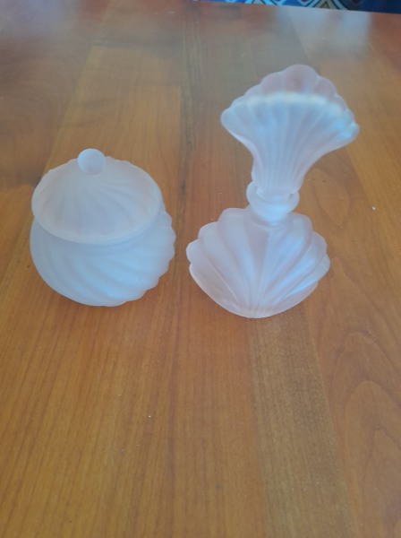 Ensemble flacon vide et pot avec bouchon en verre