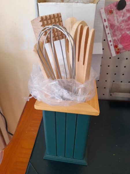 Ensemble pot + ustansiles de cuisine en bois