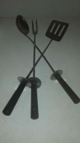 Ensemble ustensiles &agrave; barbecue.