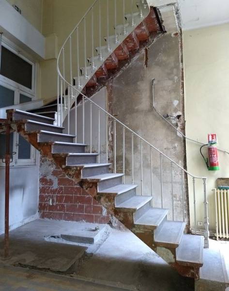 Escalier acier et ch&ecirc;ne 2 quart tournant + rampe