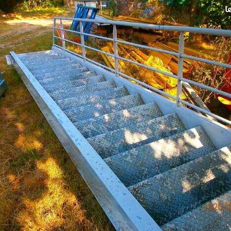 Escalier droit galvanis&eacute; avec palier et rampe