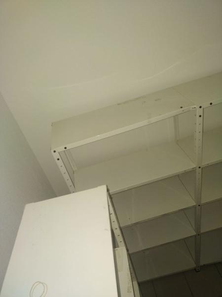 Etagères de rayonnage métalliques