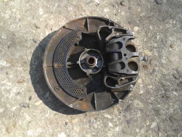 Annonce étrier avant droit avec flasque honda 400 cbx 1985