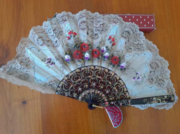 Eventail brod&eacute; armature plastique,objet de d&eacute;co