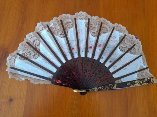 Vente Eventail brod&eacute; armature plastique,objet de d&eacute;co