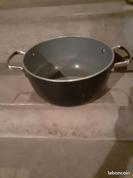 Faitout en fonte avec son couvercle