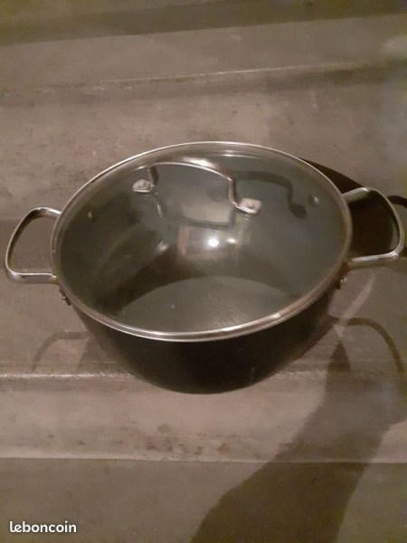 Vente Faitout en fonte avec son couvercle