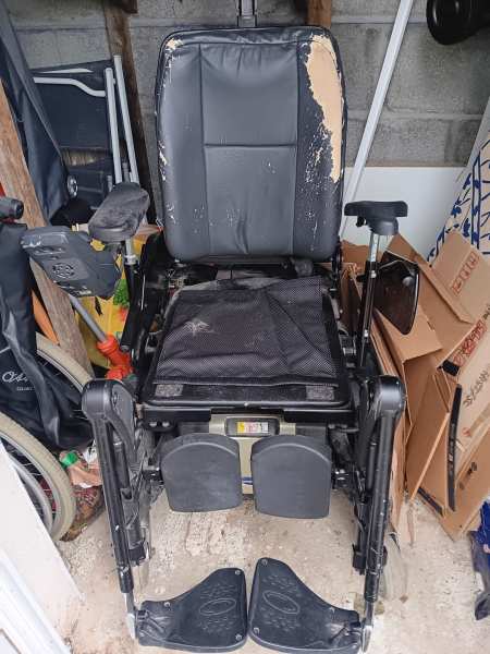 Fauteuil roulant &eacute;l&eacute;ctrique 6 roues invacare