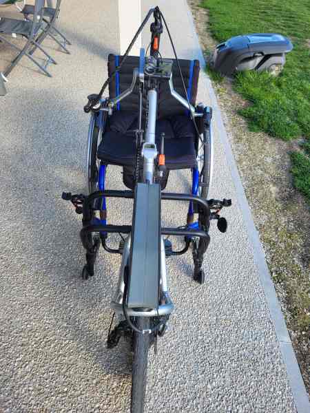 Annonce Fauteuil roulant manuel rigide avec handbike