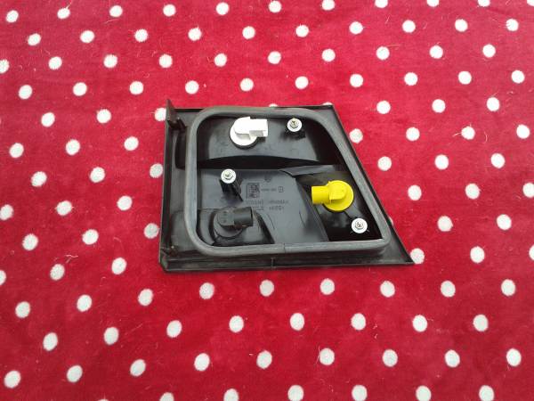 Annonce Feux arri&eacute;re gauche central  peugeot 806 hdi 2005