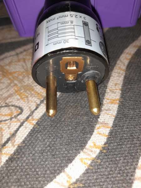 Fiche électrique mâle 2 pôles + terre, 16 a,