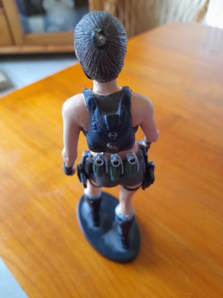 Vente Figurine tombe raider 17 cm - edos int&eacute;ractive